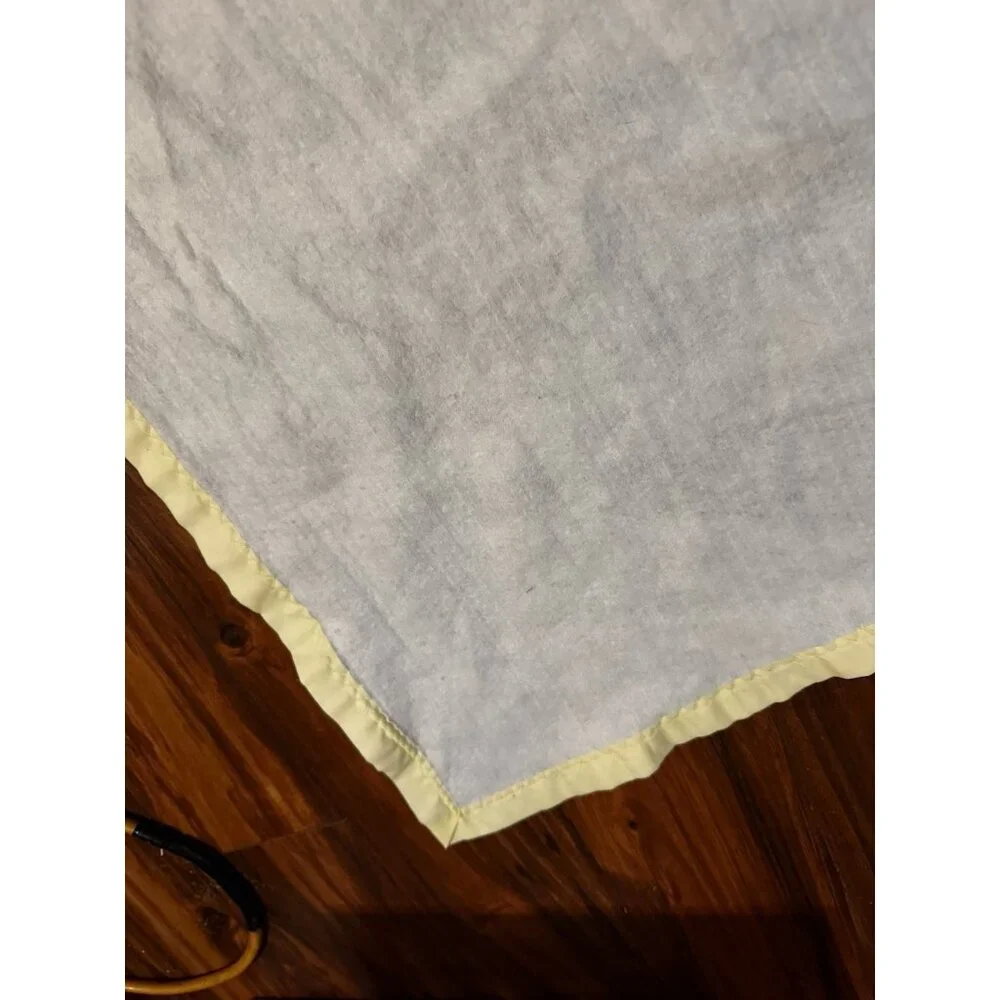 Vtg‎ Chatham Pale Yellow Acrylic Baby Crib Blanket Satin Trim Lovey 30 X 40 USA